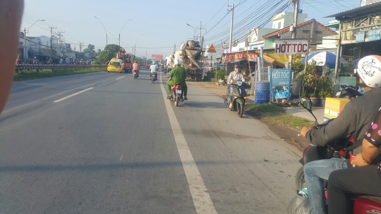 Thanh niên cầm dao đe dọa nhiều người, công an theo sau …canh