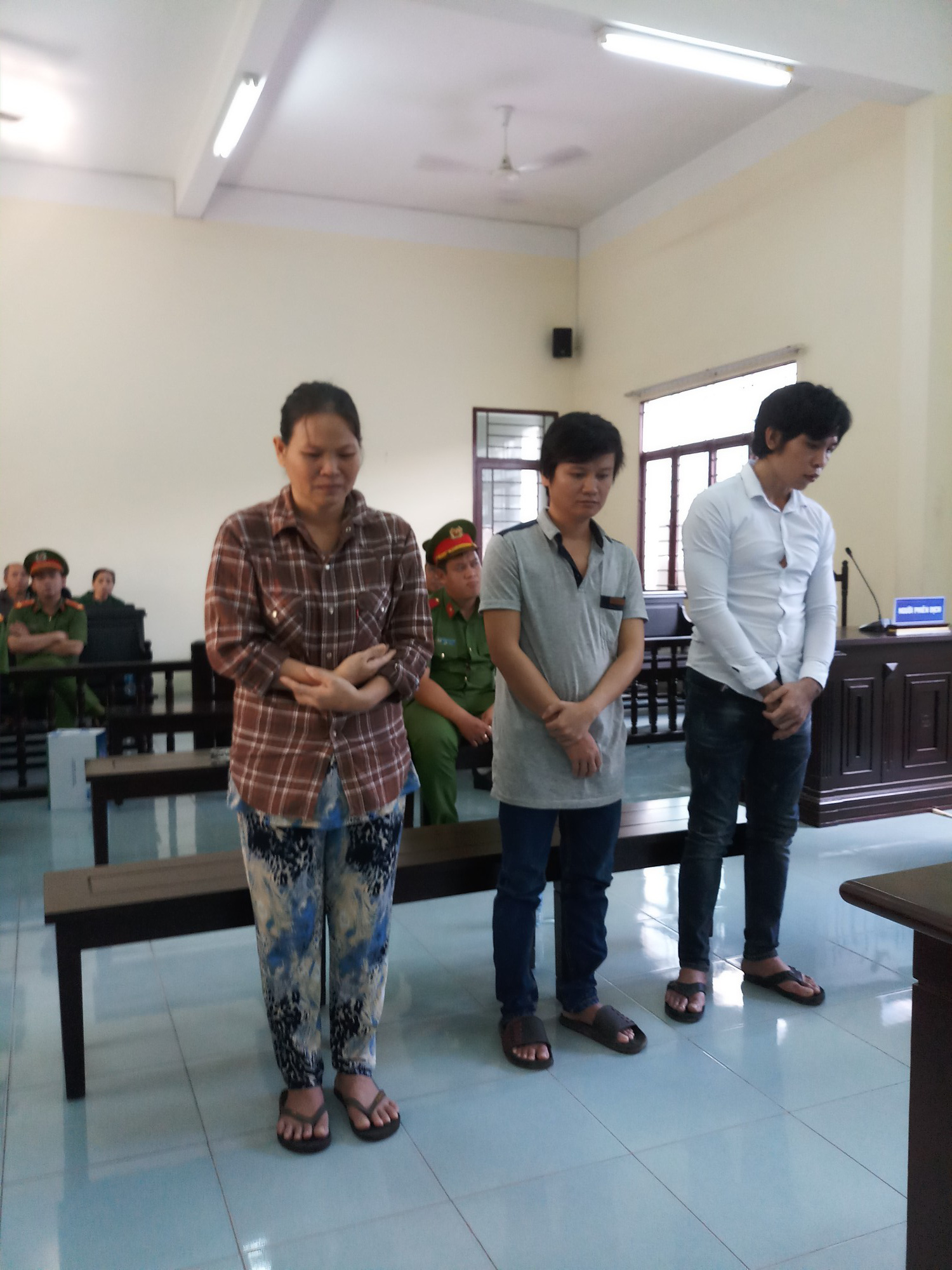 Bê cục đá nặng 33 kg ném vào cảnh sát cơ động