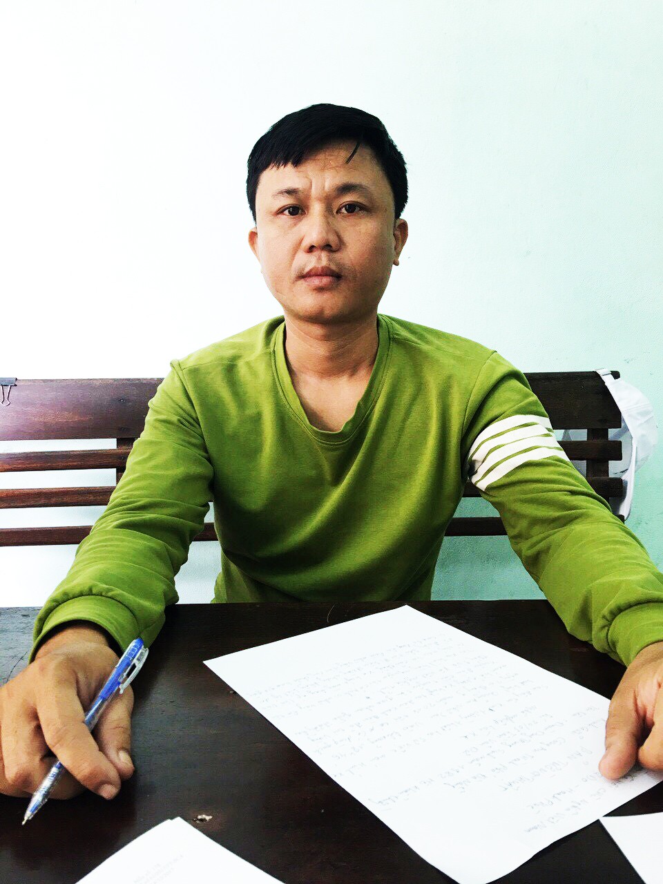 Đập k&iacute;nh xe bu&yacute;t đe dọa h&agrave;nh kh&aacute;ch, một đối tượng bị đưa v&agrave;o trại cai nghiện - Ảnh 3.