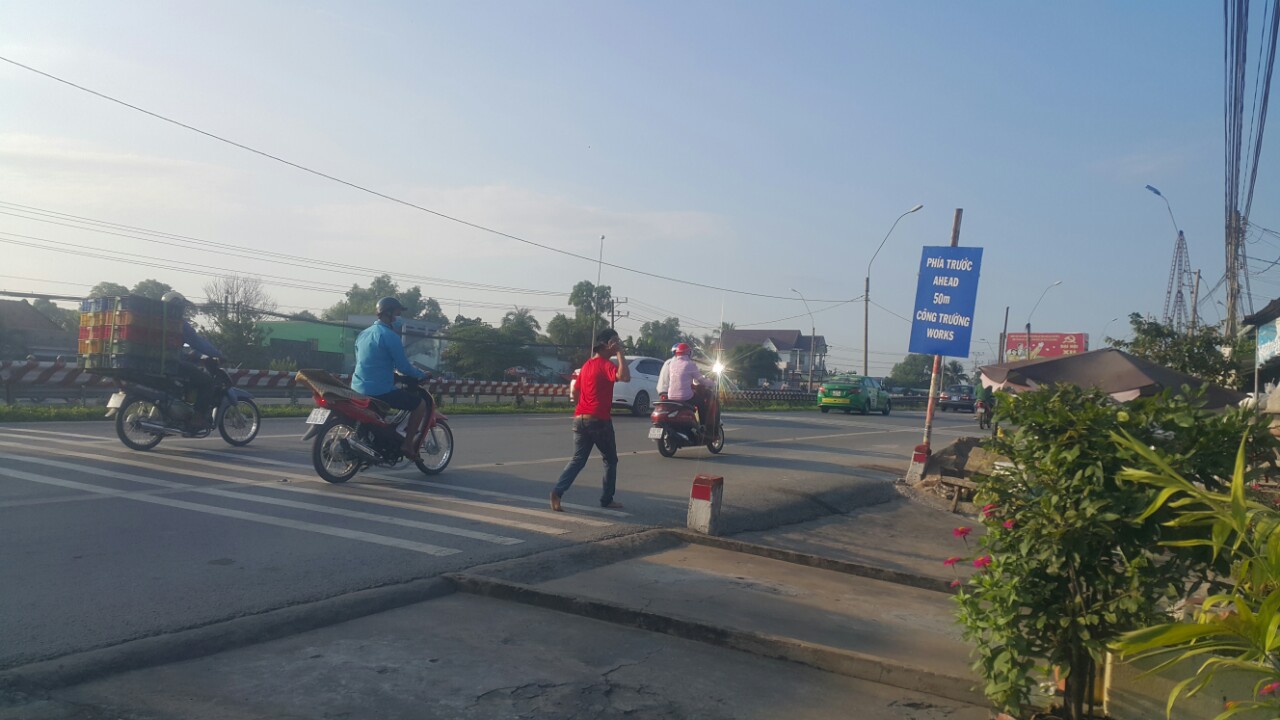 Thanh niên cầm dao đe dọa nhiều người, công an theo sau …canh - Ảnh 1.