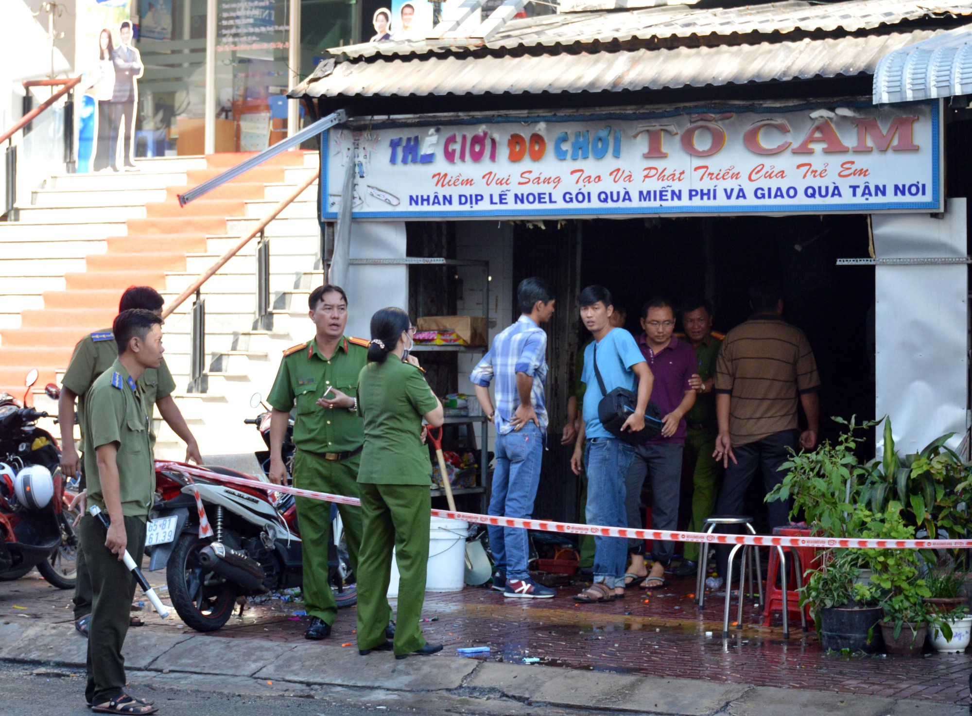 Nhờ có cửa sau, vợ chồng và 2 con thoát chết cháy trong tích tắc