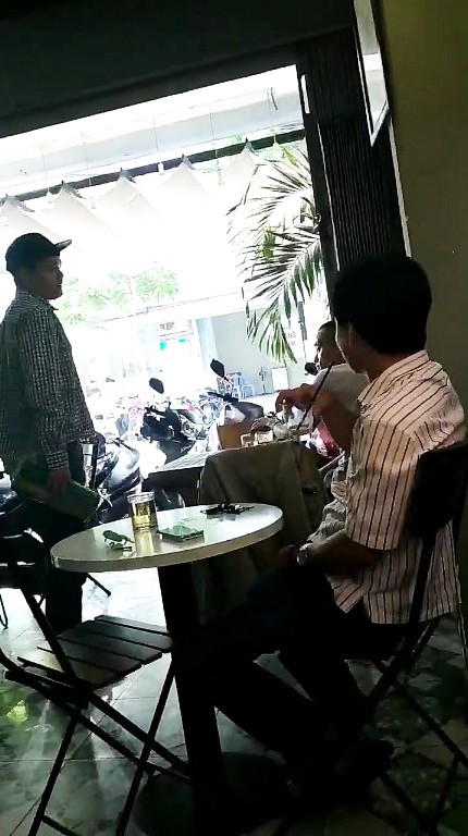 Đ&aacute;nh gi&agrave;y bị chặt ch&eacute;m đến 450.000 đồng, kh&aacute;ch ki&ecirc;n quyết kh&ocirc;ng đưa tiền - Ảnh 1.