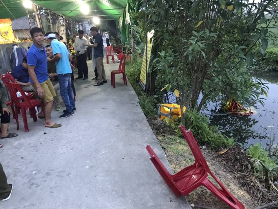 Xe "điên" tông vào đám tang, 8 người bị thương