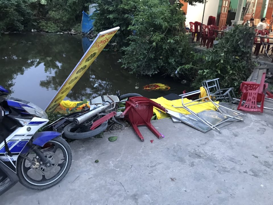 Xe đi&ecirc;n t&ocirc;ng v&agrave;o đ&aacute;m tang, 8 người bị thương - Ảnh 2.