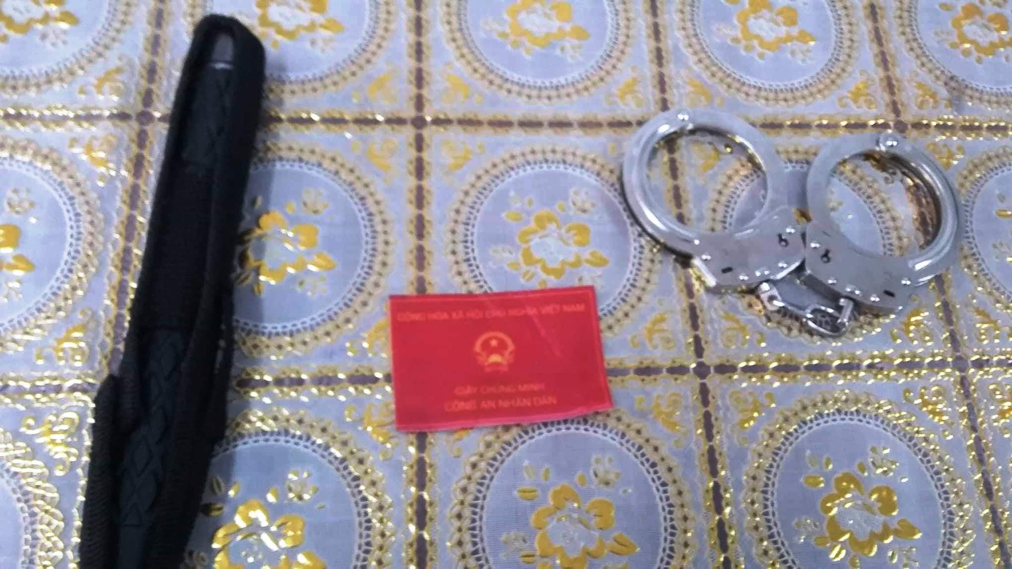 Tạm giữ thanh niên mang theo còng và thẻ công an đi đường
