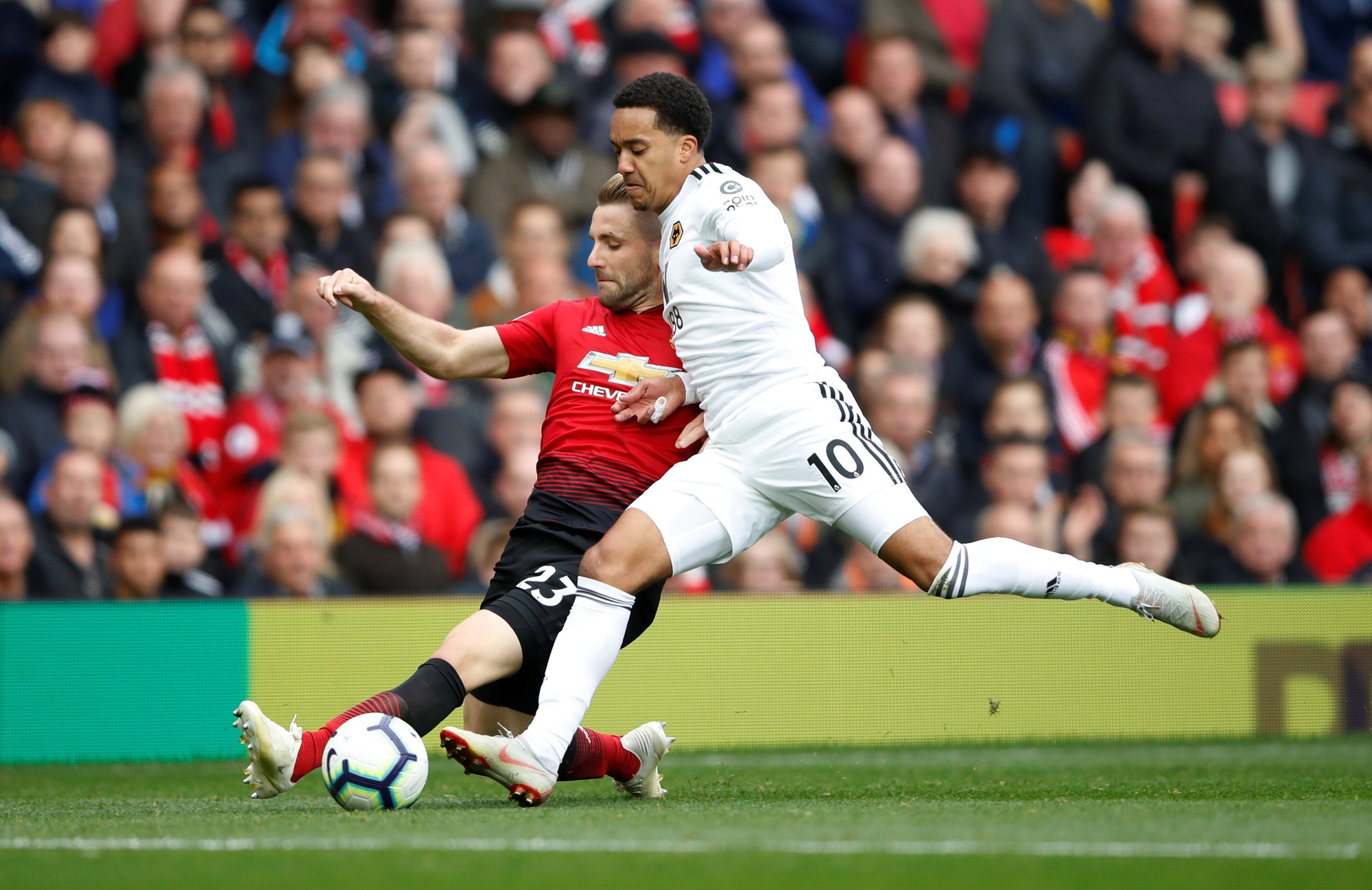 Gia hạn hợp đồng, Luke Shaw lọt top hậu vệ có lương cao nhất - Ảnh 3.