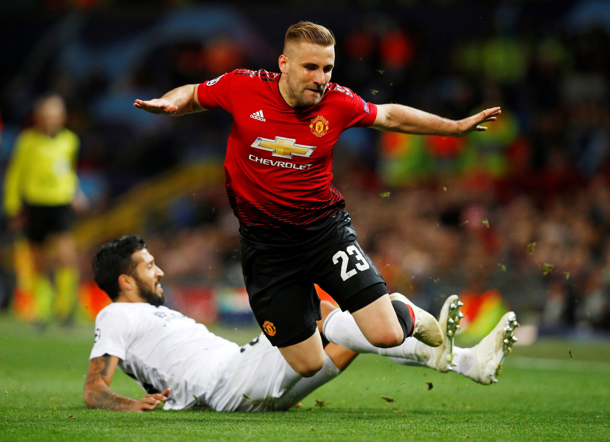 Gia hạn hợp đồng, Luke Shaw lọt top hậu vệ có lương cao nhất - Ảnh 1.
