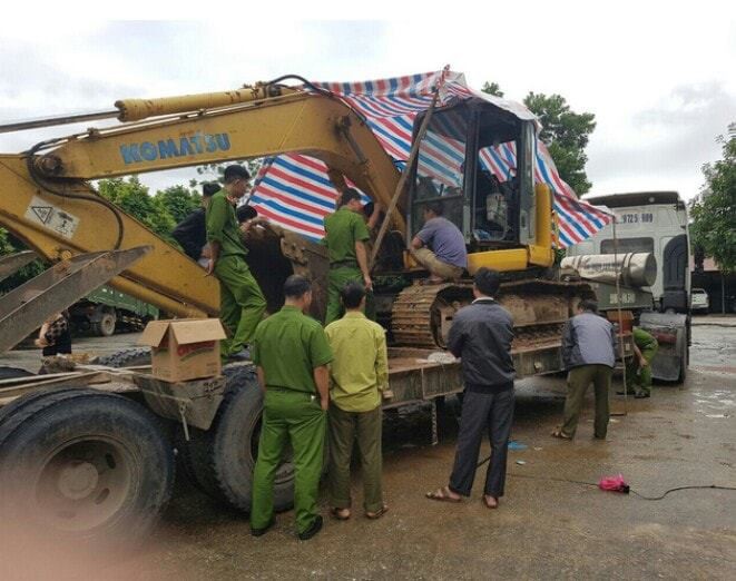 198 bánh heroin "trốn" vô cùng tinh vi trong chiếc máy xúc