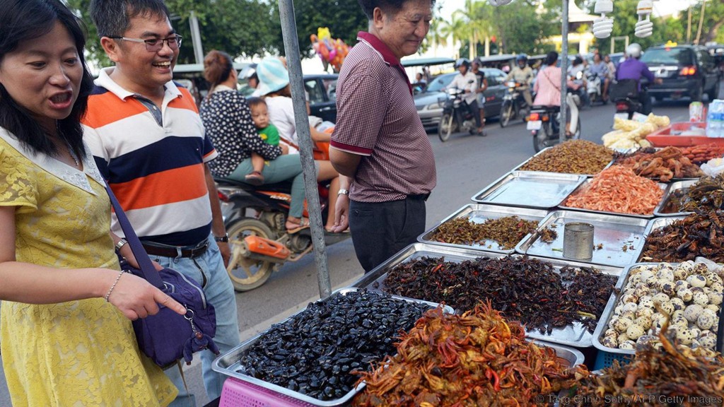 Kh&aacute;m ph&aacute; chợ đặc sản c&ocirc;n tr&ugrave;ng chi&ecirc;n gi&ograve;n của Campuchia - Ảnh 2.