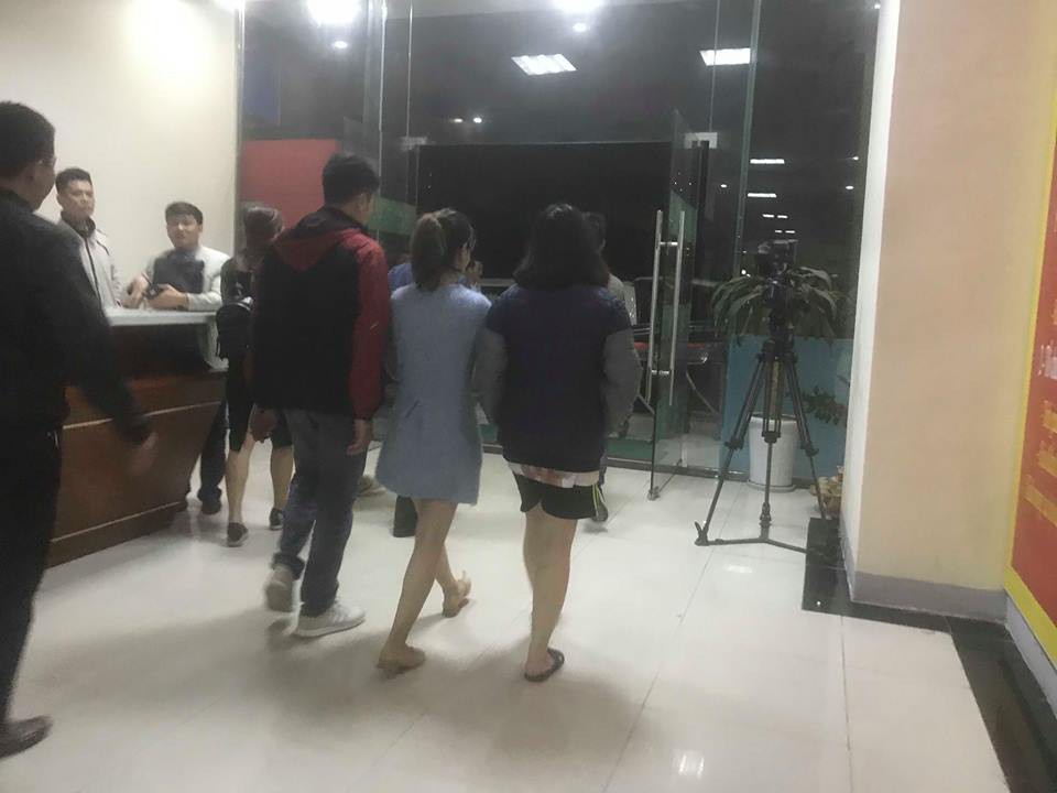 Vụ b&eacute; sơ sinh rơi ở chung cư Linh Đ&agrave;m: C&ocirc; g&aacute;i khai y&ecirc;u 3 người từ khi c&oacute; thai - Ảnh 1.