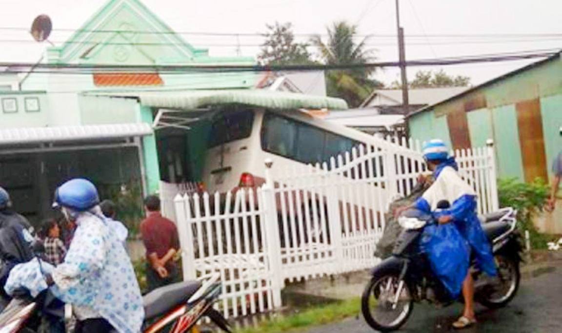 Xe khách đâm vào nhà, 5 người bị thương