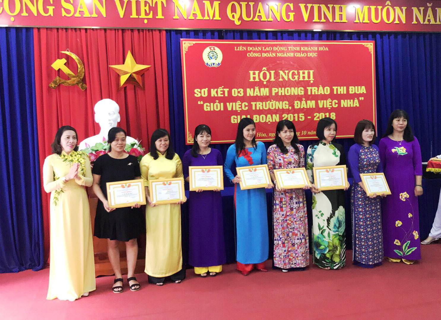 Tôn vinh 29 cá nhân, tập thể "giỏi việc trường, đảm việc nhà"