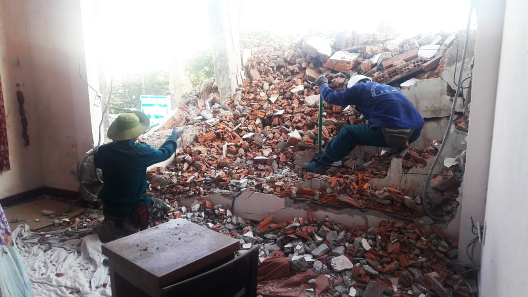 Không có giấy phép vẫn ngang nhiên tháo dỡ công trình gây sập tường nhà dân