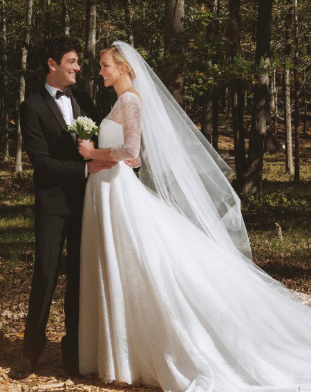 Thi&ecirc;n thần nội y Karlie Kloss lộng lẫy ng&agrave;y l&ecirc;n xe hoa - Ảnh 2.