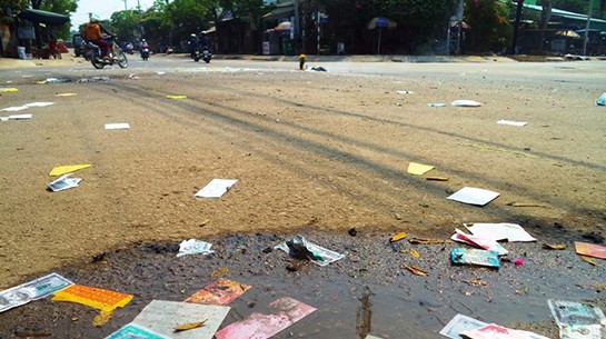 Rải vàng mã khi đưa tang, 1 cơ sở mai táng bị phạt 6 triệu đồng