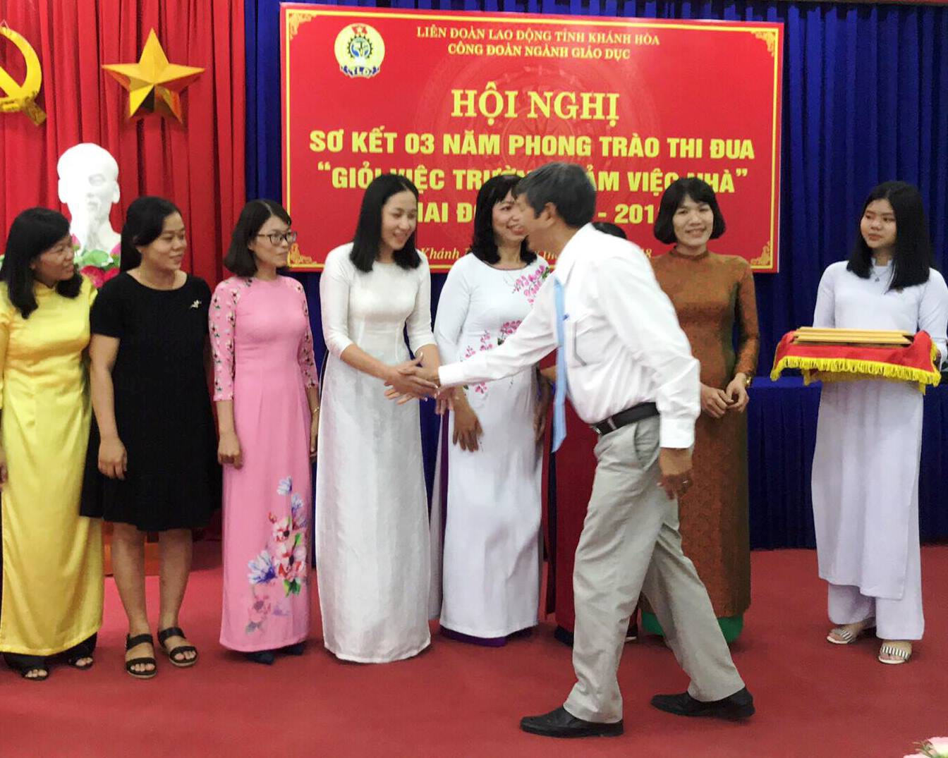 T&ocirc;n vinh 29 c&aacute; nh&acirc;n, tập thể giỏi việc trường, đảm việc nh&agrave; - Ảnh 2.