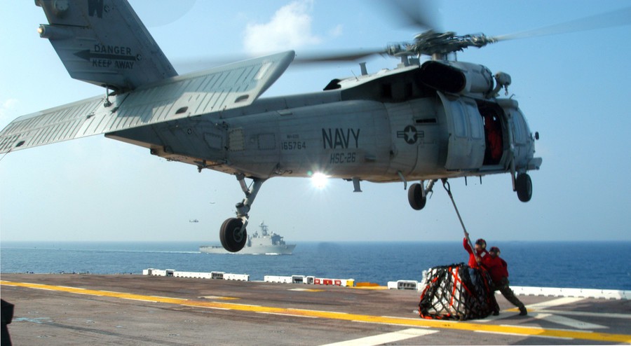 Trực thăng MH-60 rơi trên tàu sân bay Mỹ ngoài khơi Philippines