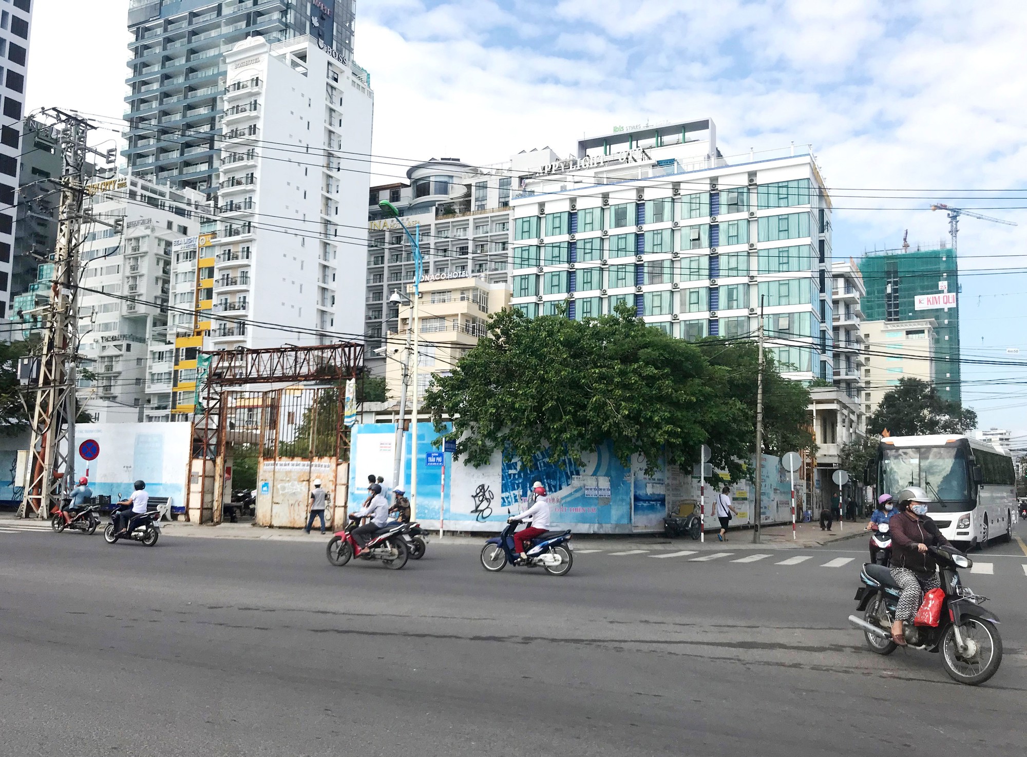 Đất v&agrave;ng bỏ hoang giữa Nha Trang - Ảnh 1.