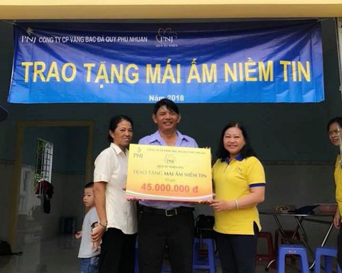 Tặng mái ấm cho người lao động khó khăn