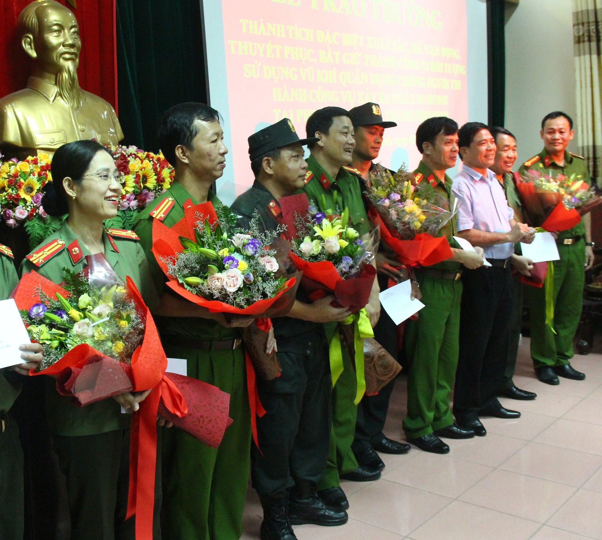 Kẻ &ocirc;m lựu đạn cố thủ suốt 13 giờ l&agrave; &ocirc;ng tr&ugrave;m ma t&uacute;y từ L&agrave;o về Việt Nam - Ảnh 2.