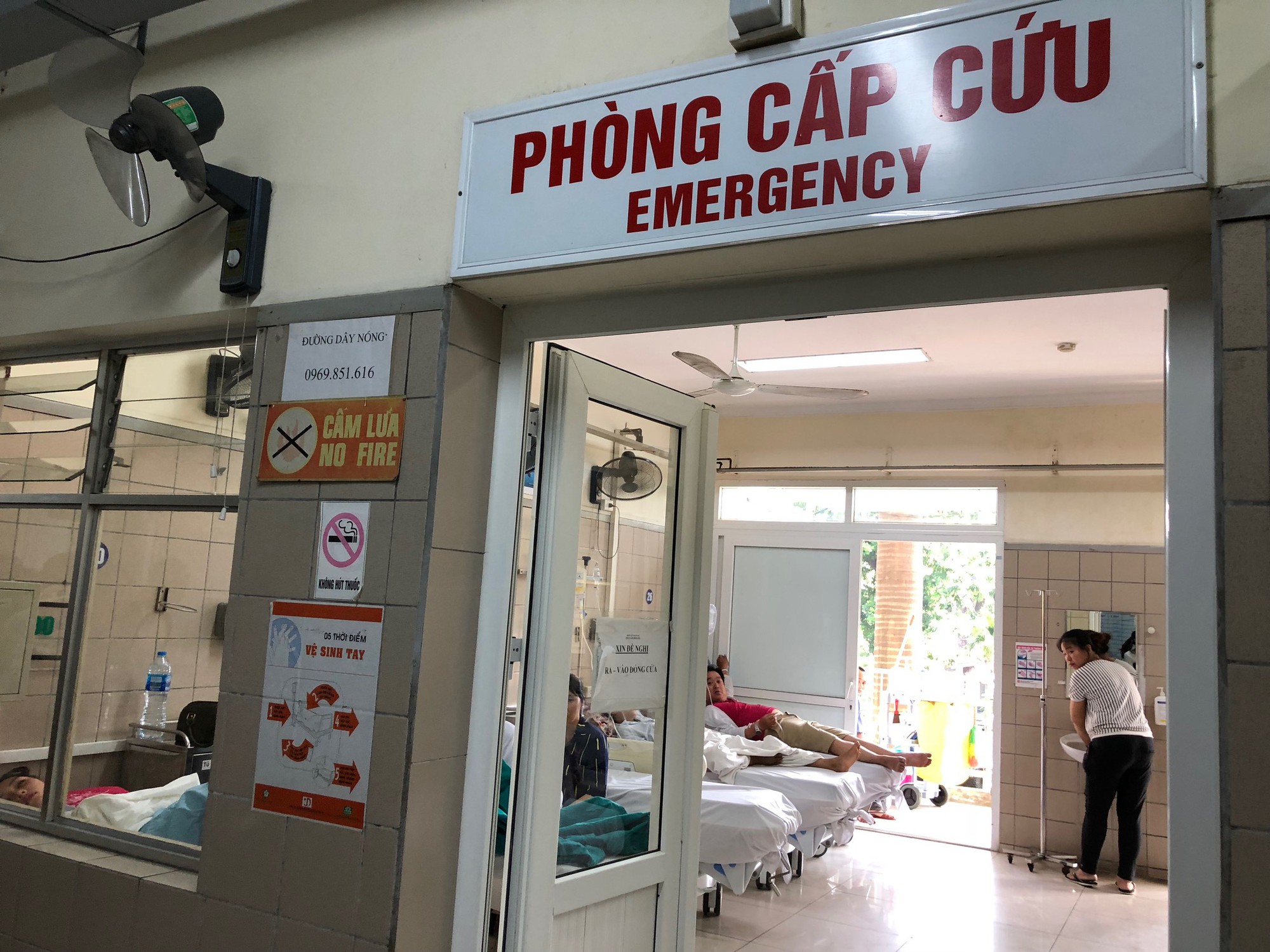 "Đầu tư" bình khí ở nhà bơm bóng cười để hít, thanh niên 21 tuổi nhập viện