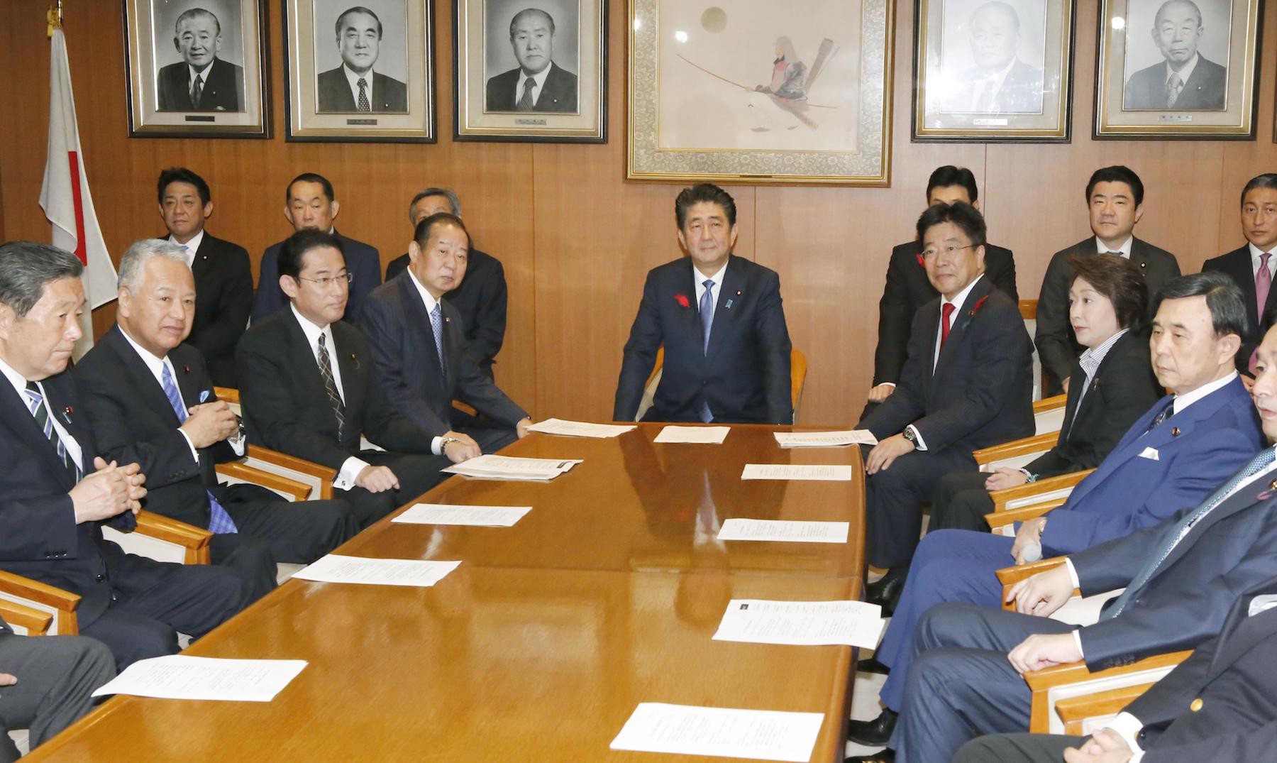 Cuộc cải tổ nhiều tính toán của ông Abe