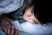 Những tác hại tiềm ẩn nếu dùng điện thoại trước khi ngủ