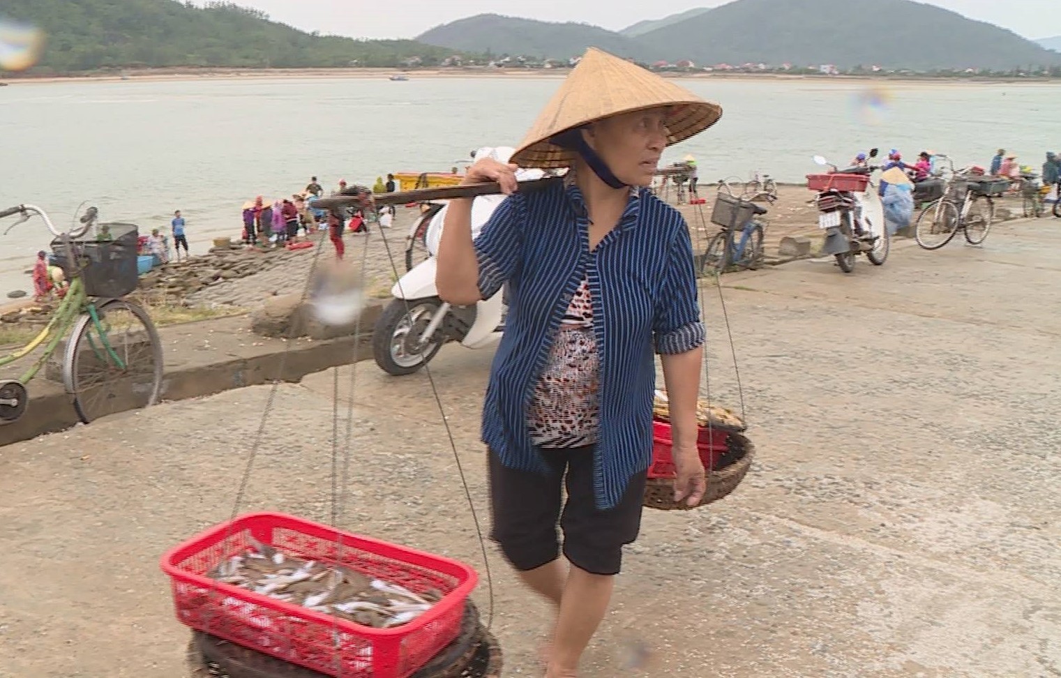 Mặn m&ograve;i phận đời phụ nữ dập dềnh theo s&oacute;ng biển mưu sinh - Ảnh 3.