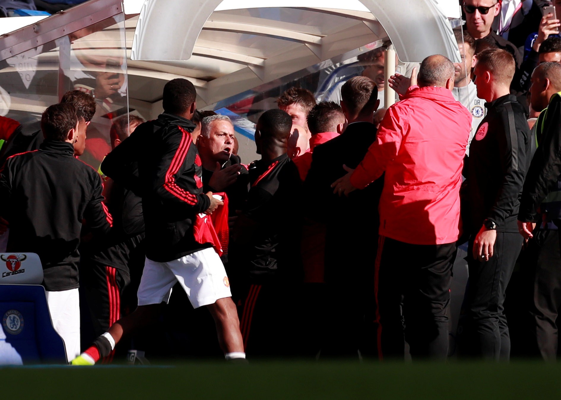 Mourinho chấp nhận lời xin lỗi sau vụ nổi n&oacute;ng với trợ l&yacute; HLV Chelsea - Ảnh 11.