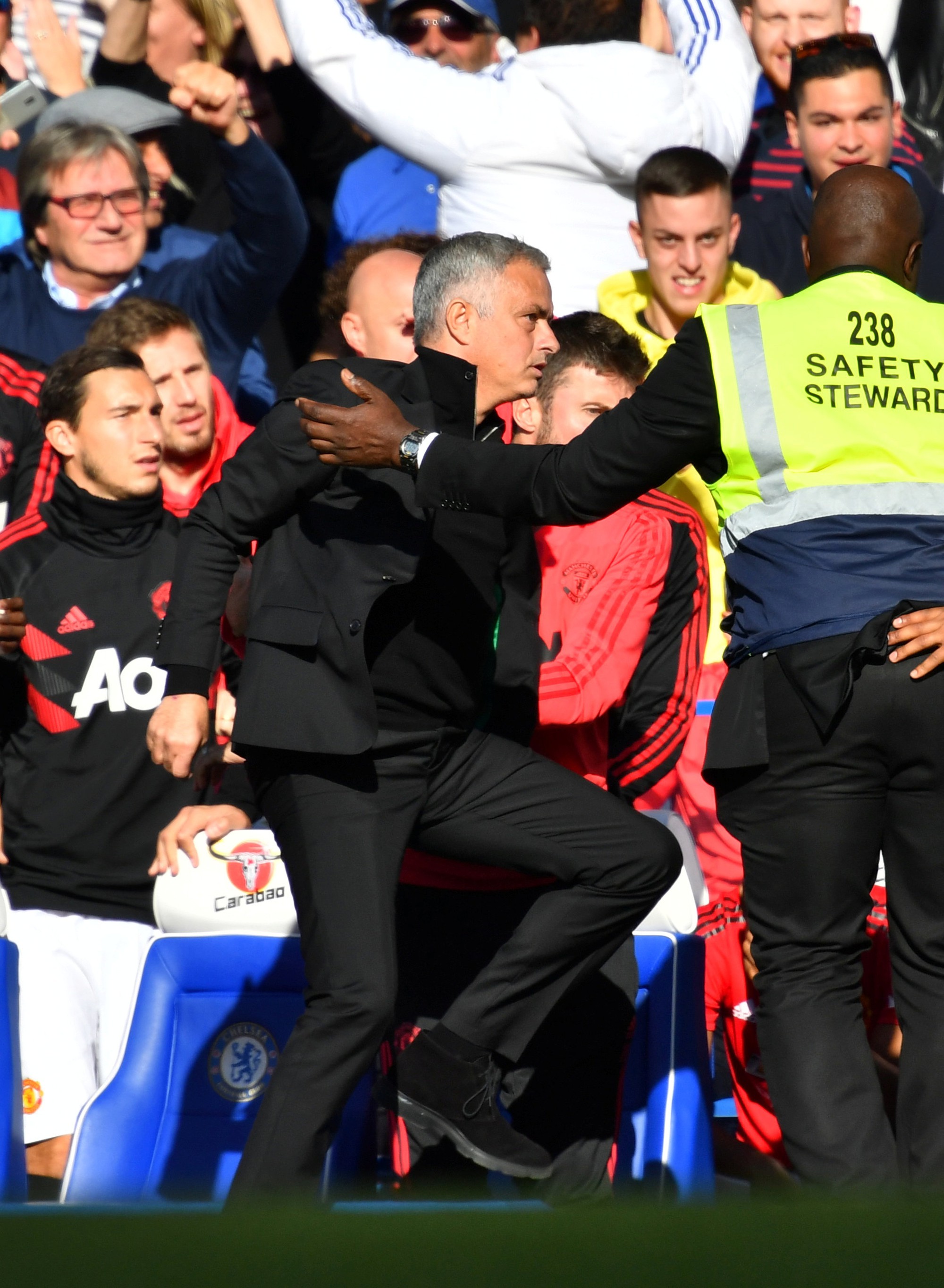 Mourinho chấp nhận lời xin lỗi sau vụ nổi n&oacute;ng với trợ l&yacute; HLV Chelsea - Ảnh 12.