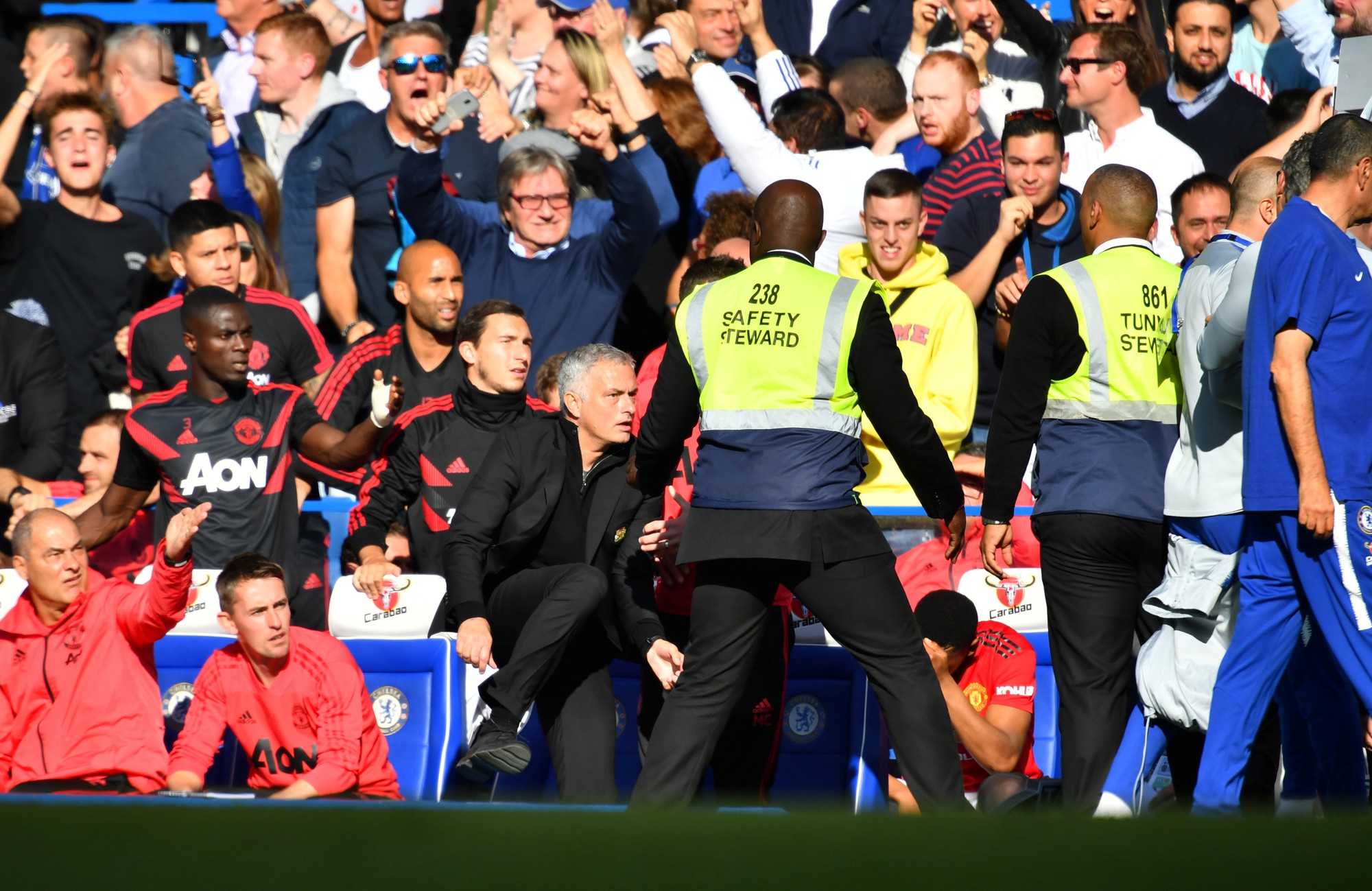 Mourinho chấp nhận lời xin lỗi sau vụ nổi n&oacute;ng với trợ l&yacute; HLV Chelsea - Ảnh 13.