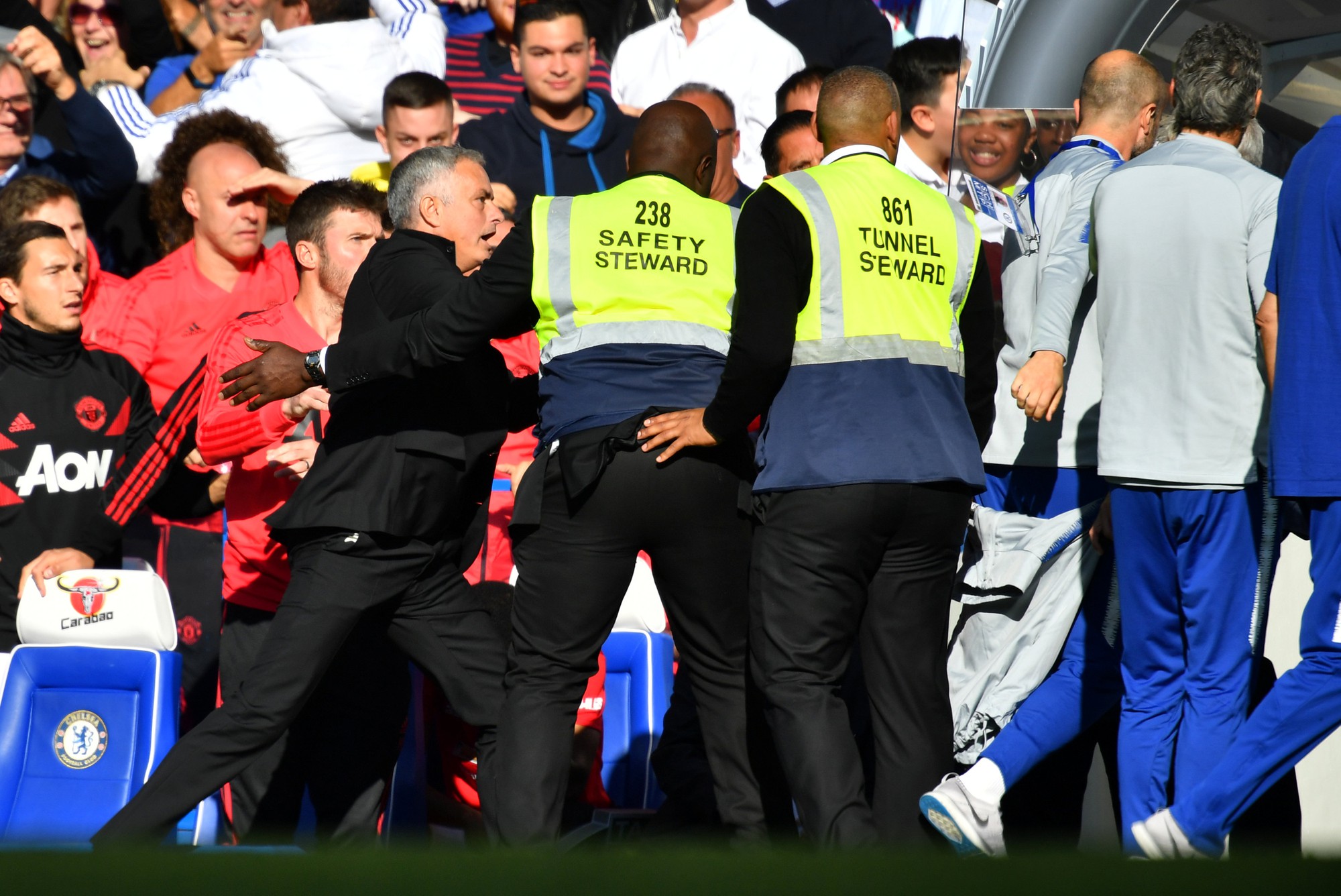 Mourinho chấp nhận lời xin lỗi sau vụ nổi nóng với trợ lý HLV Chelsea
