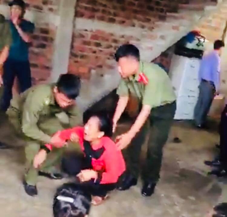 B&agrave;ng ho&agrave;ng ph&aacute;t hiện 4 người một gia đ&igrave;nh chết trong tư thế treo cổ - Ảnh 3.