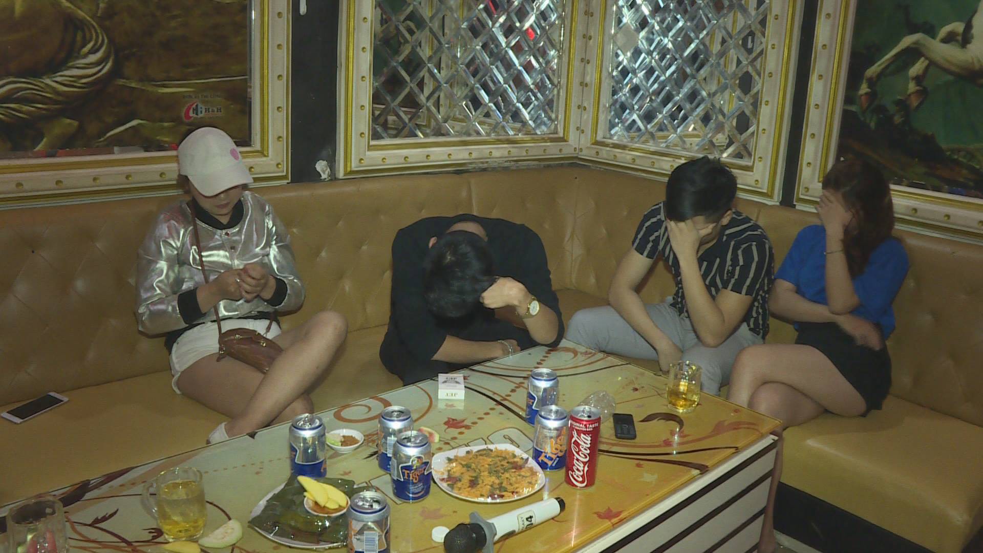 21 nam nữ rủ nhau v&agrave;o qu&aacute;n karaoke để chơi ma t&uacute;y - Ảnh 1.