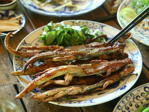 Chả dông: Đặc sản Phú Yên nghe thì sợ, ăn lại ghiền - Ảnh 9.