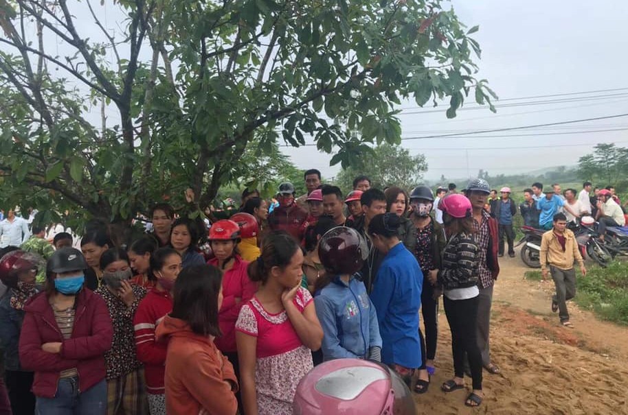 B&agrave;ng ho&agrave;ng ph&aacute;t hiện 4 người một gia đ&igrave;nh chết trong tư thế treo cổ - Ảnh 2.