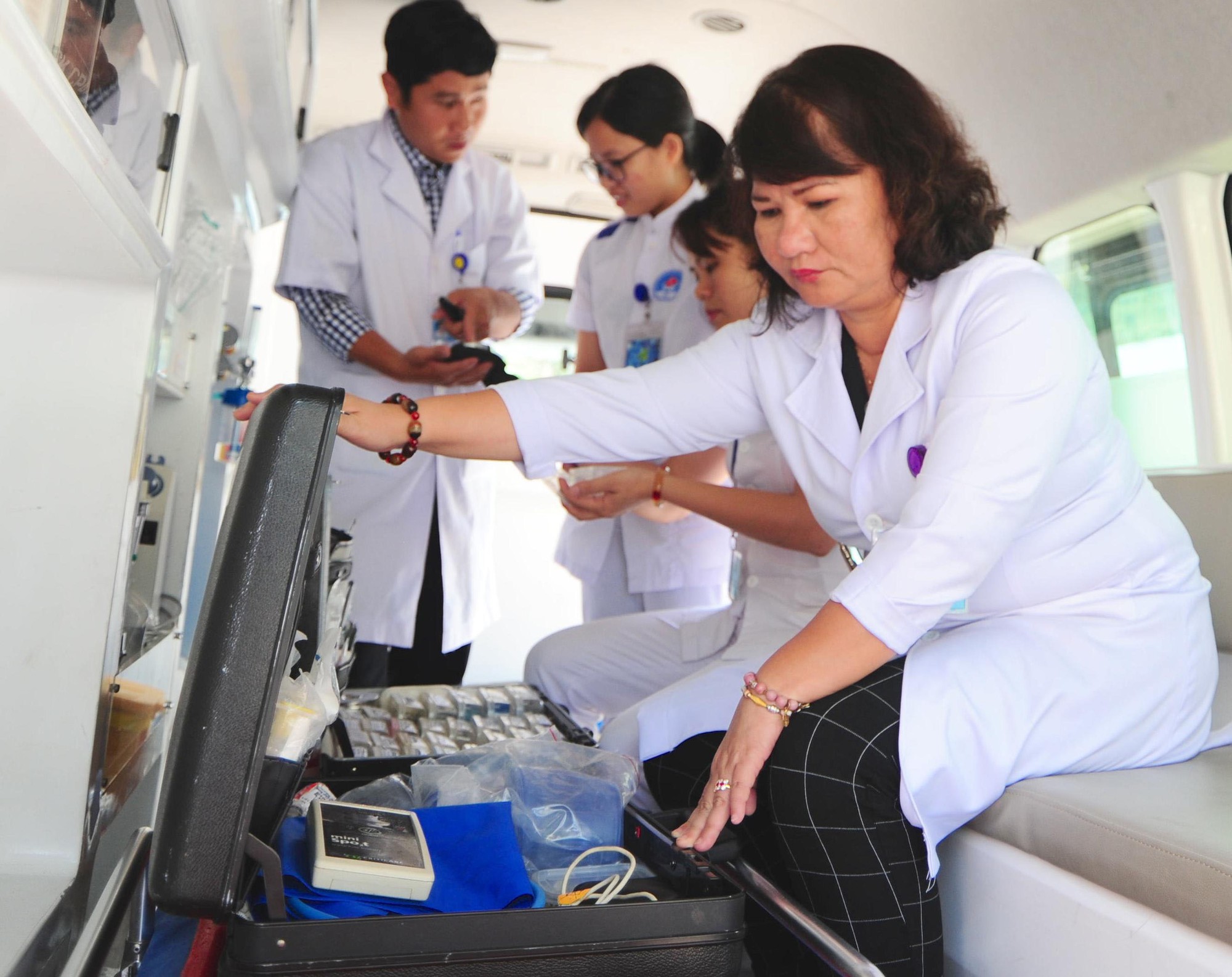 Nữ bác sĩ cấp cứu ngư dân