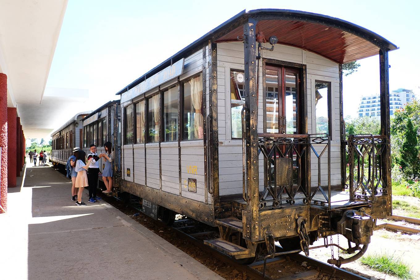 Nh&agrave; ga xe lửa cổ nhất Đ&ocirc;ng Dương ở Đ&agrave; Lạt - Ảnh 7.