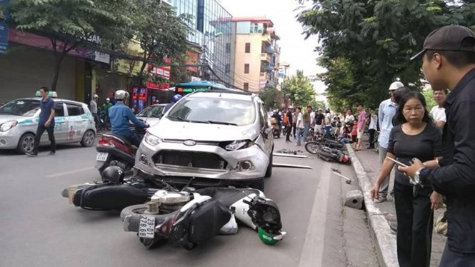 Xe "điên" tông liên tiếp 4 xe máy, 6 người nhập viện cấp cứu