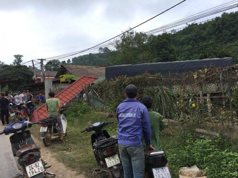 Xe tải tông chết 2 vợ chồng đi xe máy, lao vào nhà dân - Ảnh 2.