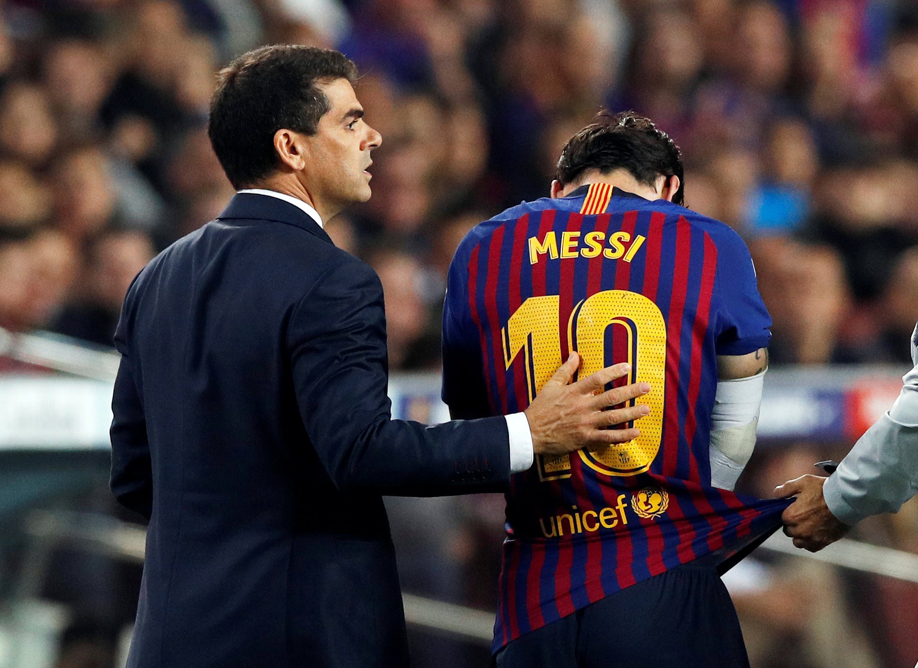 Giành ngôi đầu cho Barcelona, Messi gãy tay, lỡ siêu kinh điển