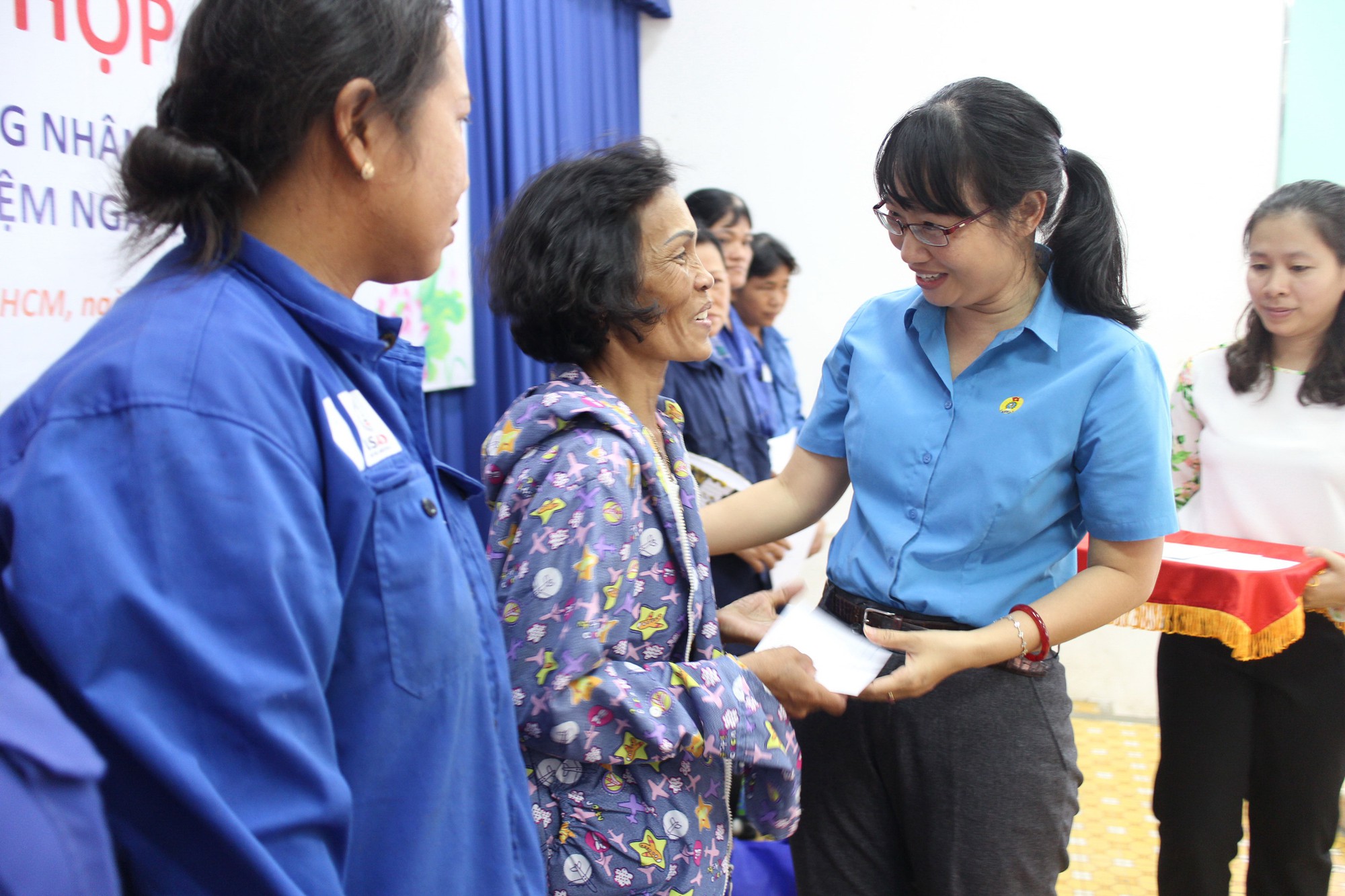 Ấm lòng nữ công nhân vệ sinh