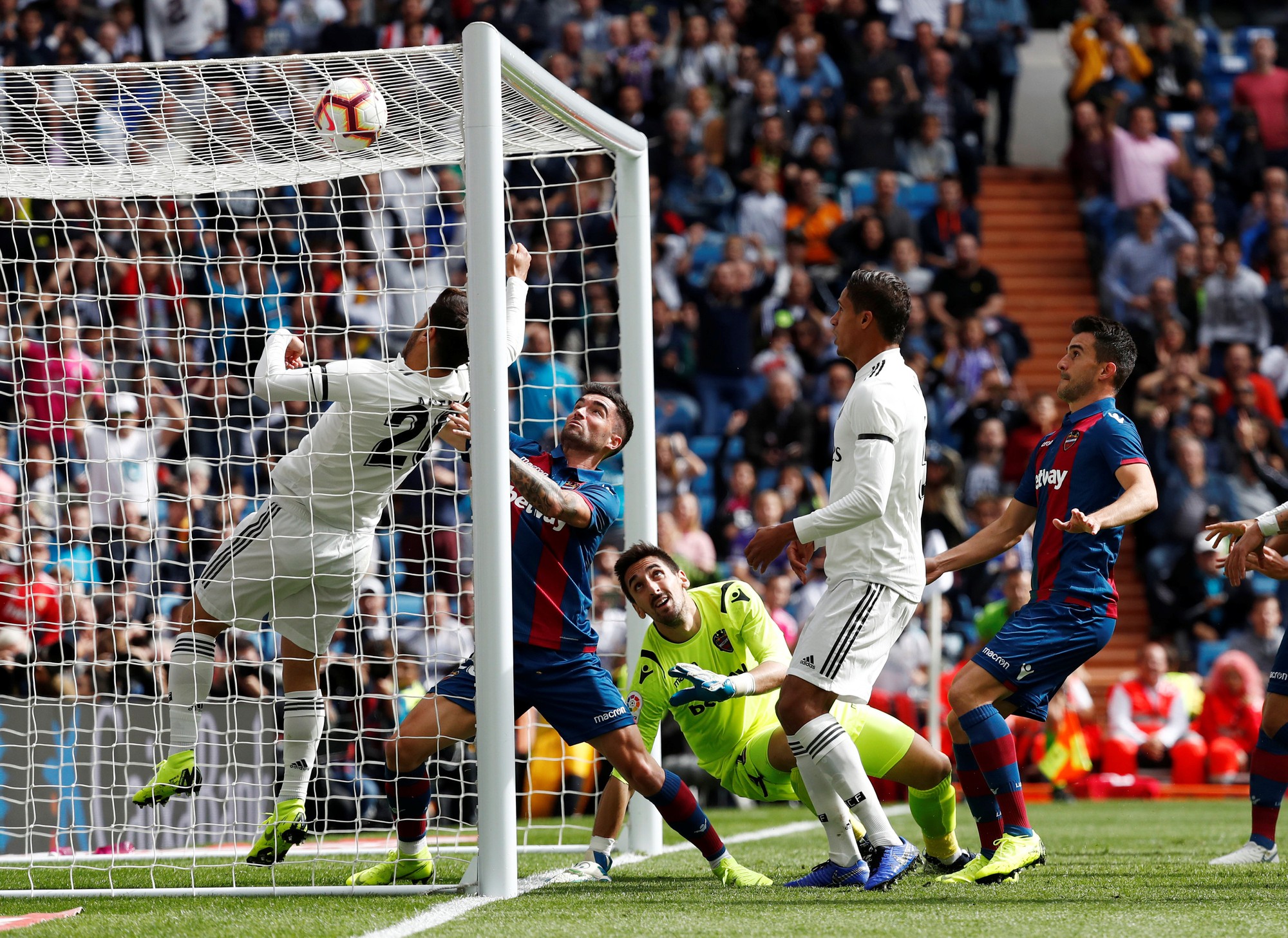 Giành ngôi đầu cho Barcelona, Messi gãy tay, lỡ siêu kinh điển - Ảnh 13.