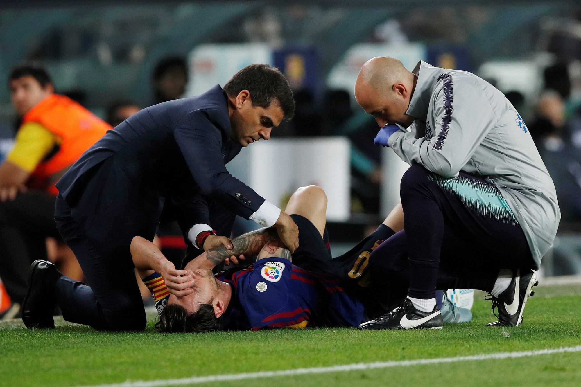Giành ngôi đầu cho Barcelona, Messi gãy tay, lỡ siêu kinh điển - Ảnh 5.