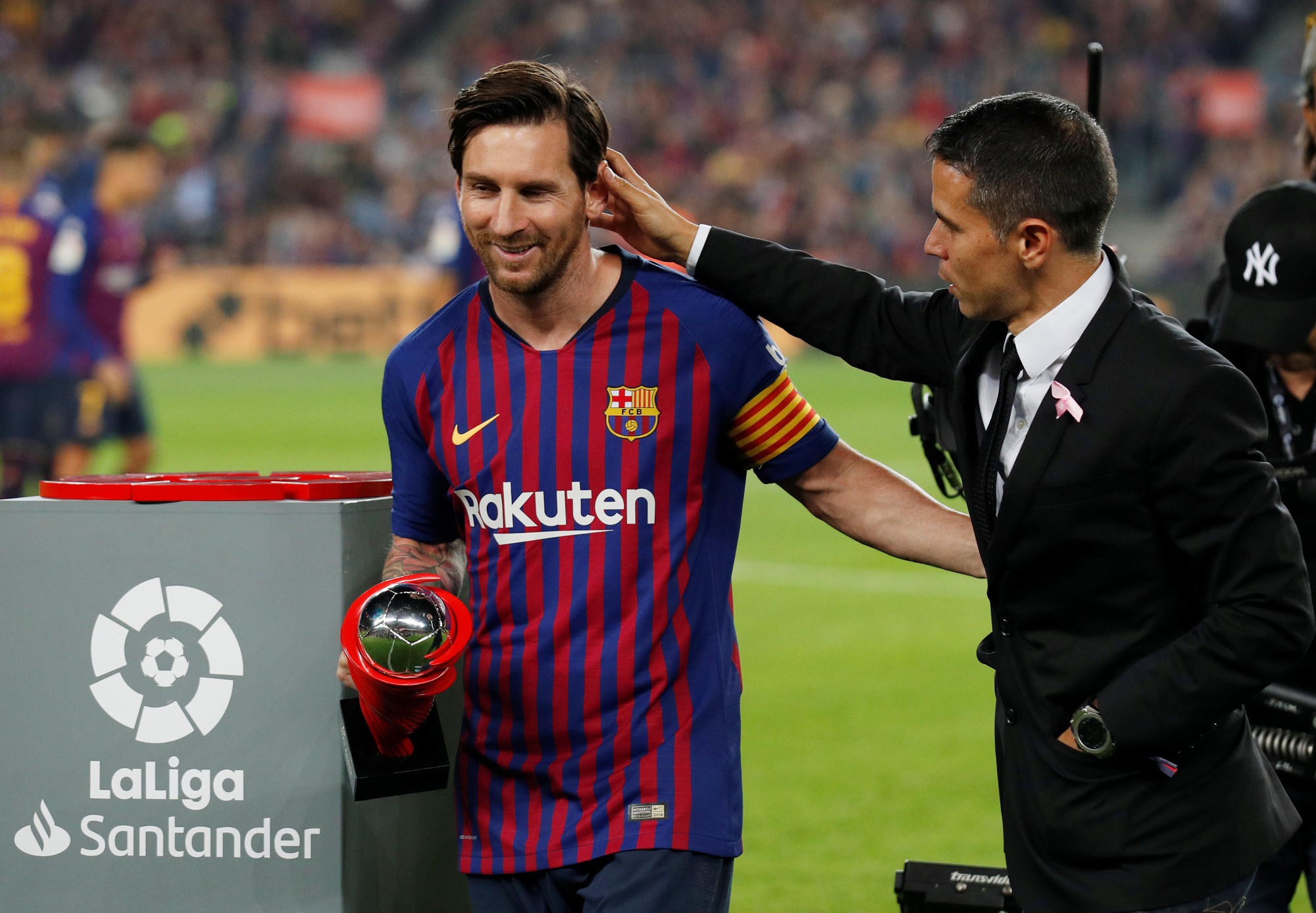 Giành ngôi đầu cho Barcelona, Messi gãy tay, lỡ siêu kinh điển - Ảnh 2.