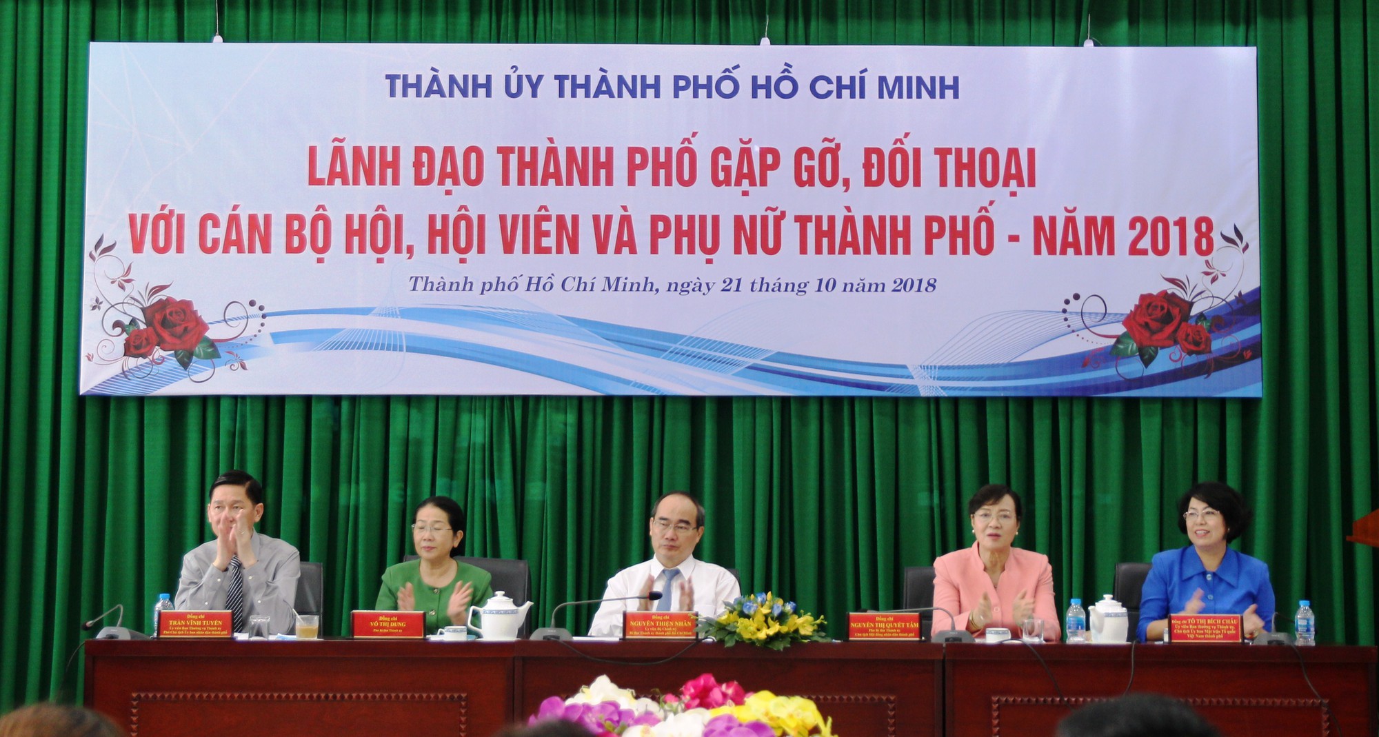 Con không dám nói với bạn mẹ là công nhân quét rác