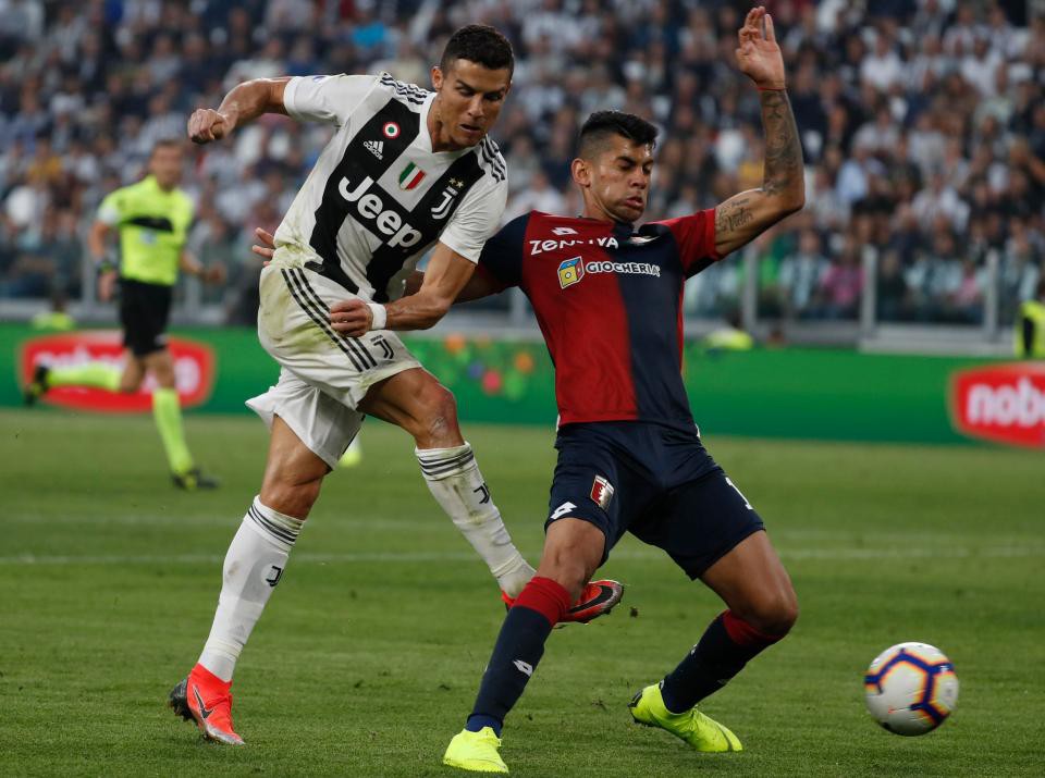 Ronaldo lập kỷ lục ghi bàn trong ngày “vui không trọn vẹn”