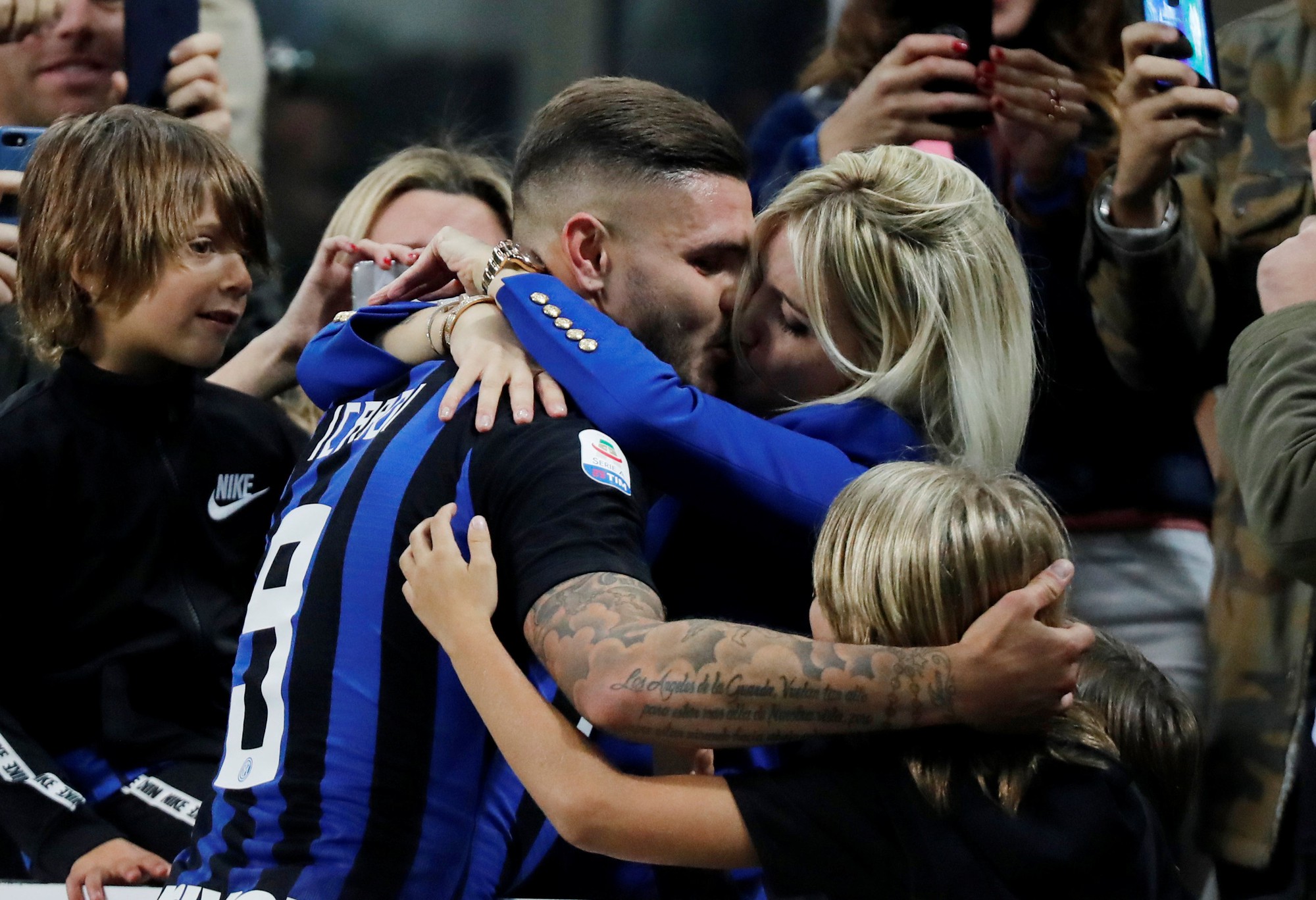 Icardi hôn thắm thiết vợ đẹp sau khi lập công ở derby Milan