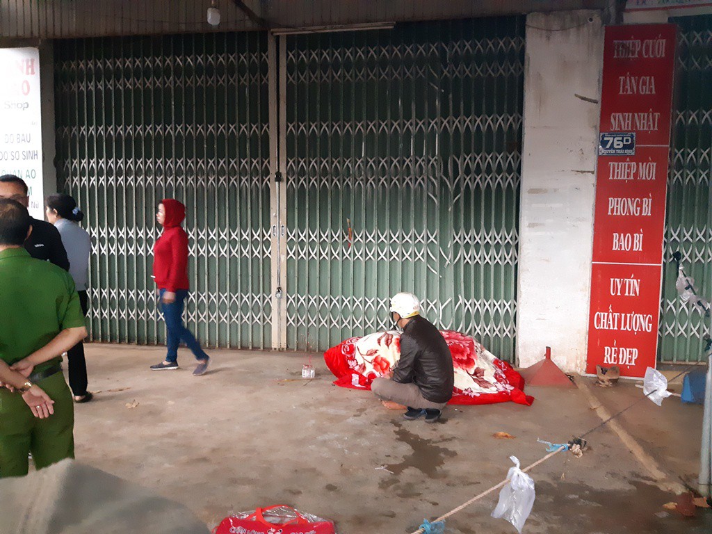 Hỏa hoạn thi&ecirc;u rụi cửa h&agrave;ng hoa, 2 người tử vong - Ảnh 3.