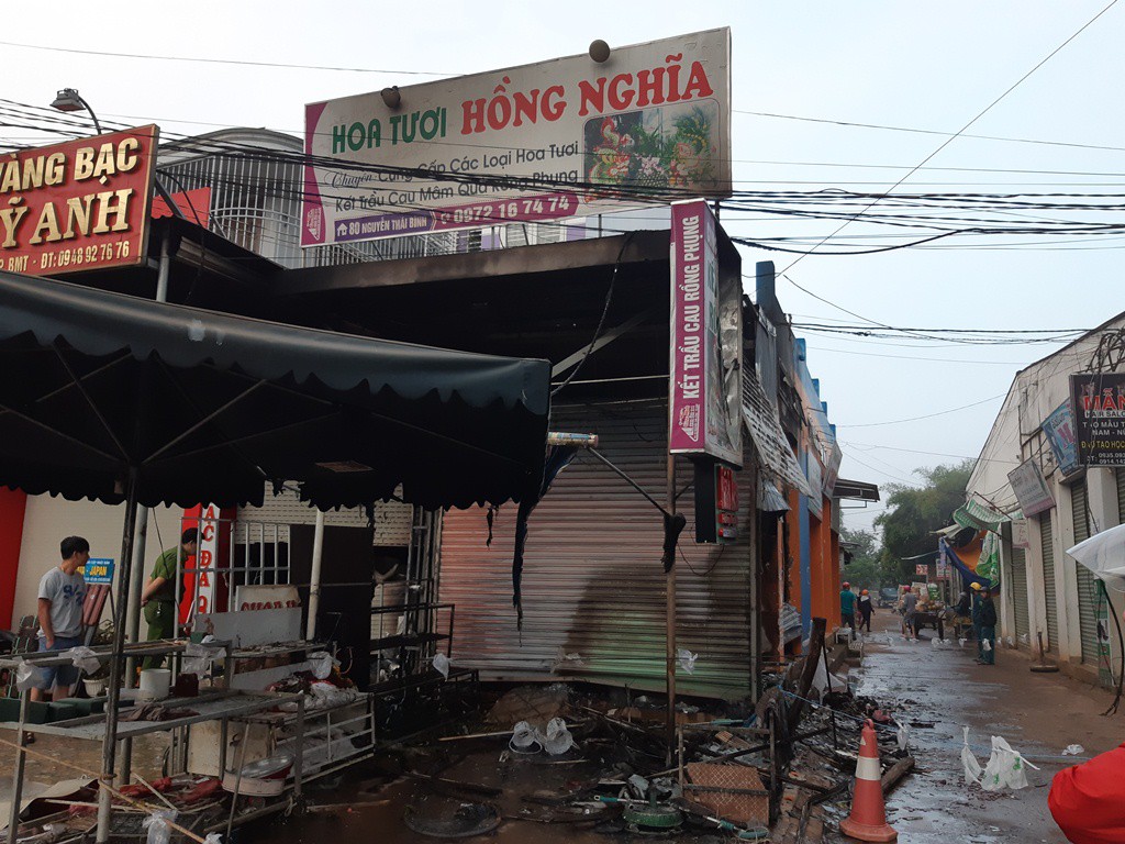 Hỏa hoạn thi&ecirc;u rụi cửa h&agrave;ng hoa, 2 người tử vong - Ảnh 2.